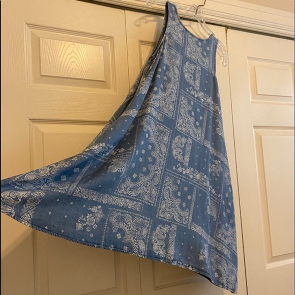 NWT lightweight Tencel dress. Cute keyhole w/ button closure on back. Pockets. - Picture 2 of 9